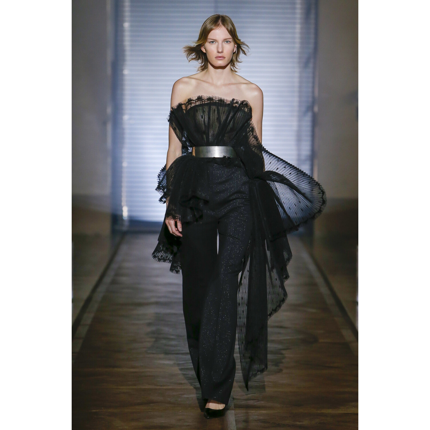 Фото Givenchy Spring 2018 Couture Paris PFW коллекция 2018 Живанши кутюр лето 2018 неделя высокой моды в Париже Mainstyles